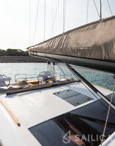 Dufour 520 GL - Yacht Charter Sailica