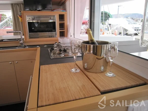 Lagoon 400 S2 - Yacht Charter Sailica
