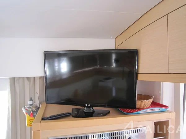 Lagoon 400 S2 - Yacht Charter Sailica