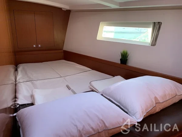 Oceanis 45 - Yacht Charter Sailica
