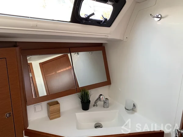 Oceanis 45 - Yacht Charter Sailica